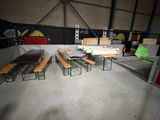 une pièce dans laquelle se trouvent plusieurs bancs et une table