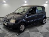 la photo d'une petite voiture noire garée dans un garage