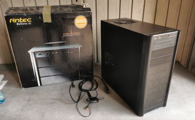 deux ordinateurs posés l'un à côté de l'autre sur le sol