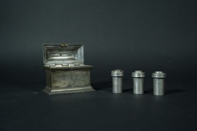 Coffret aux Saintes Huiles en étain à trois compartiments de…