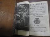 un livre sur lequel figure l'image d'un homme tenant une épée
