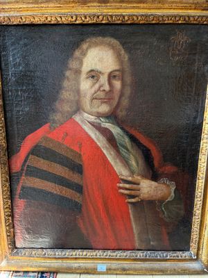 portrait d'un homme vêtu d'une robe rouge tenant un verre de vin