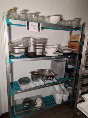 de nombreuses casseroles et poêles sur les étagères de la cuisine