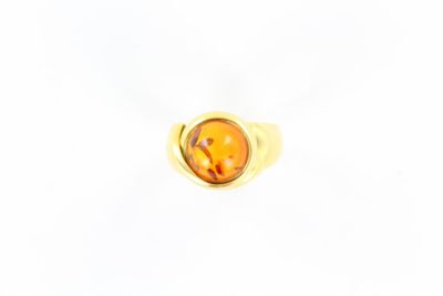 une bague en or jaune avec une face ovale et une petite face