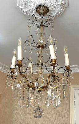 un lustre suspendu au plafond d'une pièce