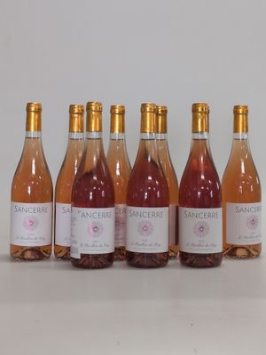 six bouteilles de vin sont alignées sur une table