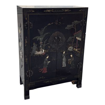 une image représentant une armoire noire sur laquelle est accrochée une peinture