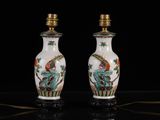 paire de vases chinois ornés d'oiseaux et de fleurs sur fond noir