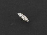 une vieille bague sertie d'un diamant taillé, posée sur une surface noire