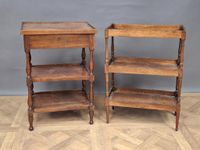Deux petites tables en noyer à trois plateaux superposés.