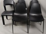 trois chaises noires placées les unes à côté des autres dans une pièce