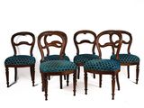 un lot de quatre chaises avec un revêtement bleu, revêtement bleu, revêtement bleu, revêtement bleu, revêtement bleu, revêtement bleu, revêtement bleu
