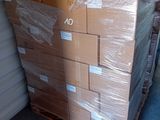 une grande pile de cartons à l'arrière d'un camion