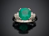 une bague en émeraude et diamant