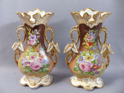 deux vases avec des fleurs peintes dessus, posés sur une table