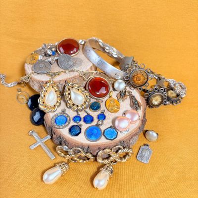 une boîte en bois sur laquelle est posé un assortiment de bijoux
