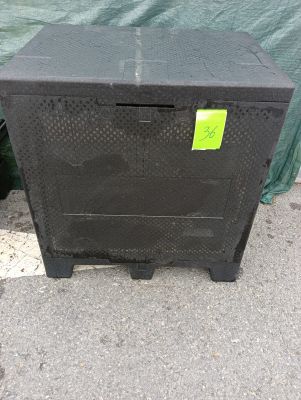 une boîte noire sur laquelle est collé un autocollant jaune