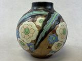 un vase orné d'un motif posé sur une table