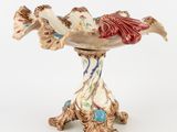 un bol décoratif orné d'un poisson sur fond blanc