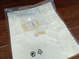 un t-shirt blanc posé sur une table en bois