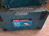 Deux outils Makita sont empilés l'un sur l'autre