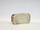 un savon ancien plaqué argent posé sur une surface blanche