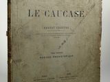un vieux livre posé sur une table à côté d'un mur blanc