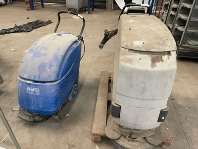 deux machines posées sur une palette dans un entrepôt