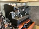 une machine à café posée sur un comptoir dans une cuisine