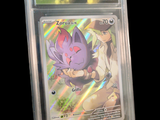 une photo d'une carte Pokémon dans un étui en plastique
