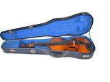 un violon dans un étui bleu sur fond blanc