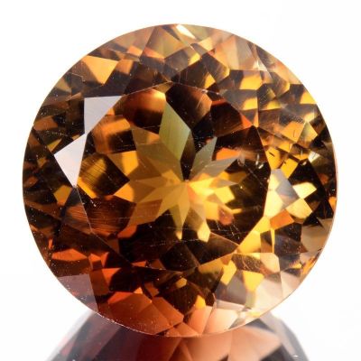 une image montrant un gros plan d'un diamant brun à la main d'une personne