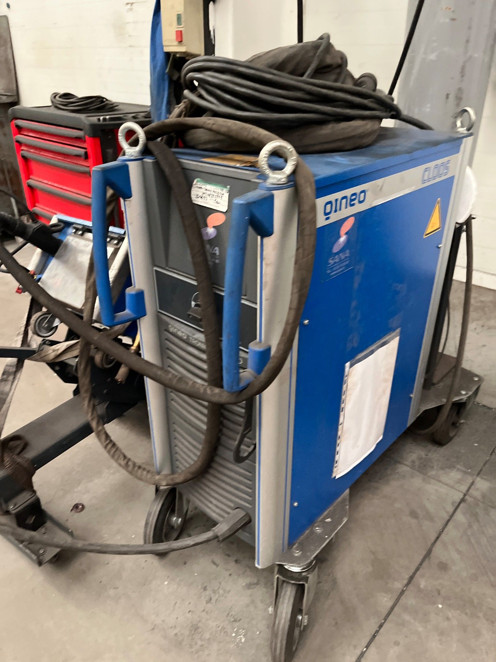 un poste à souder semi-automatique CLOSS OINEO type TranPuls…