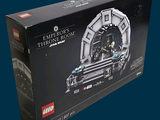 une boîte contenant un jeu de Lego, sur fond bleu