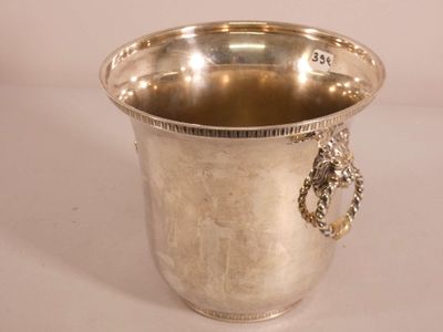 une coupe en argent posée sur une table