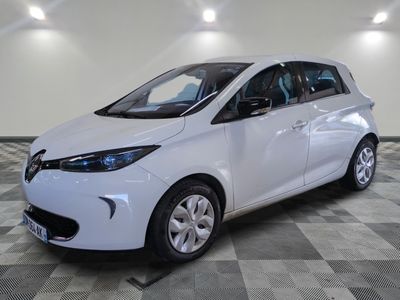 une photo d'une voiture électrique blanche dans un showroom