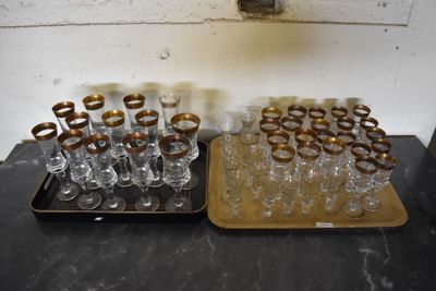 deux plateaux de verres à vin vides posés sur une table