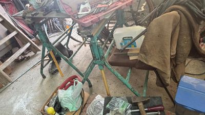 plein d'outils posés par terre dans un garage