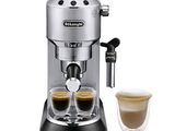 gros plan d'une machine à café avec deux tasses de café
