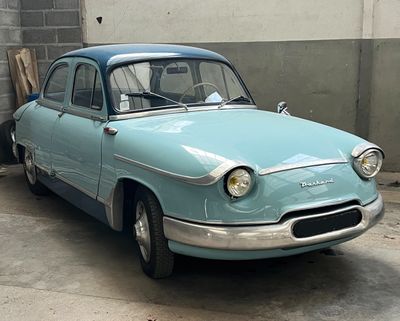 une voiture bleue garée dans un garage