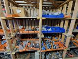 de nombreux types d'outils différents sur les étagères du garage