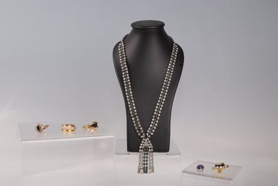 ensemble composé d'un collier et de boucles d'oreilles, exposé dans une vitrine en verre