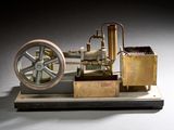 une petite maquette de machine à vapeur posée sur une table