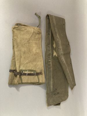 un vieux pantalon et un sac posés sur une table