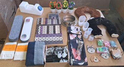 une table sur laquelle se trouvent de nombreux objets