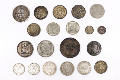 une image d'une collection de pièces de monnaie anciennes sur une surface blanche