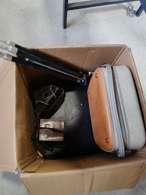 une boîte en carton contenant plusieurs bagages