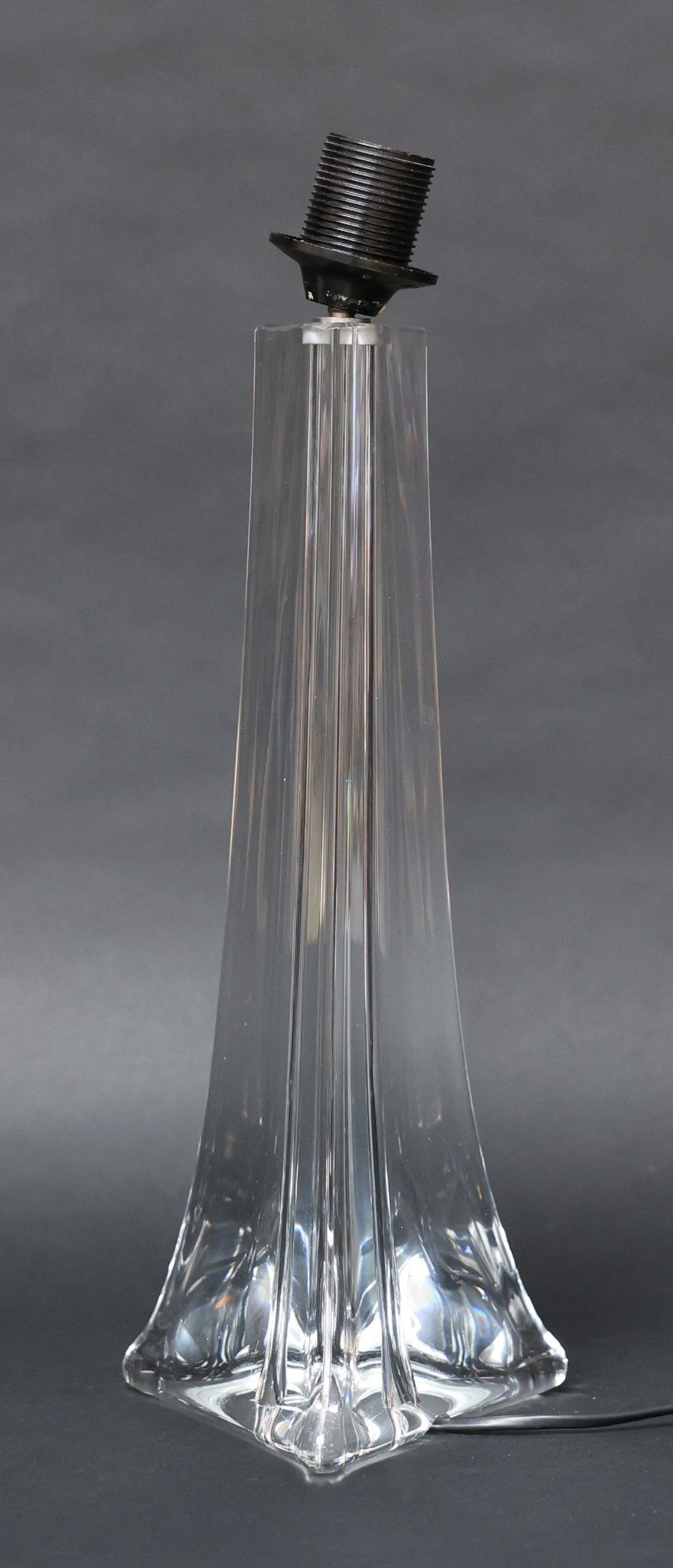 SAINT LOUIS - Pied de lampe en cristal de forme triangulaire…