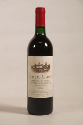une bouteille de vin posée sur une table