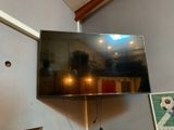 une télévision à écran plat accrochée au mur dans le salon